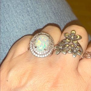 Beautiful ring with cristal end opal not authentic